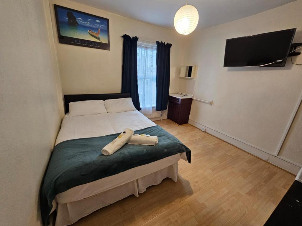 倫敦的住宿－Bruce Rooms，一间卧室配有一张木床