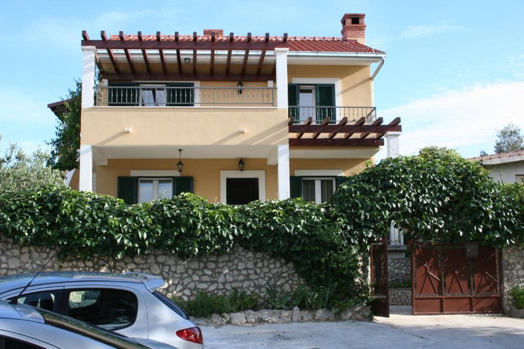 una casa con un coche aparcado delante de ella en Apartments with a parking space Razanj, Rogoznica - 22062, en Ražanj