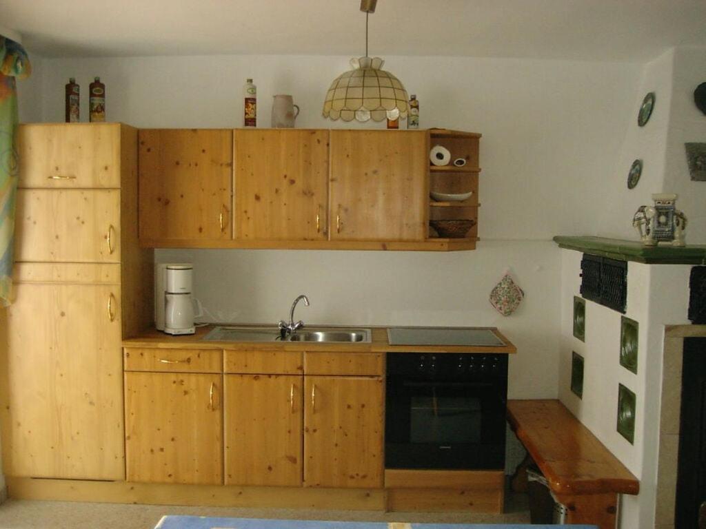 una cocina con armarios de madera y fregadero en Appealing apartment in Bavaria, 