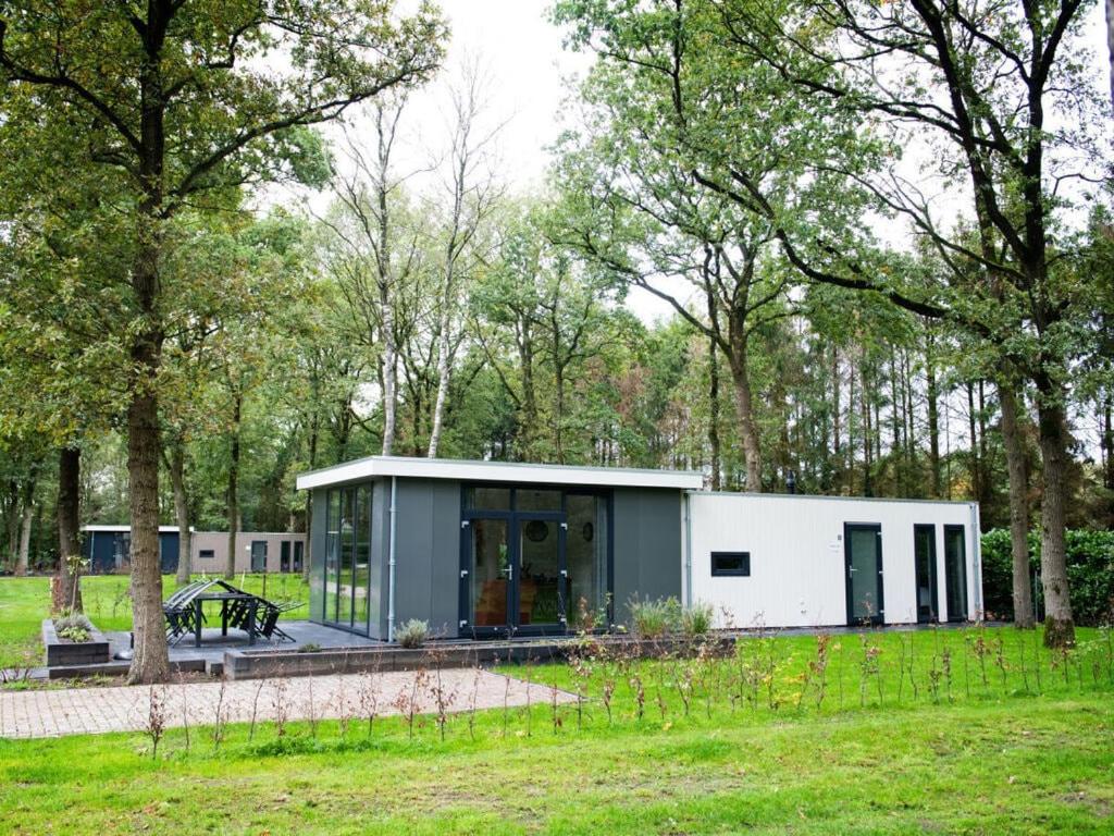 een modulair huis in een park met bomen bij Holiday home pavilion 6 people in Zorgvlied