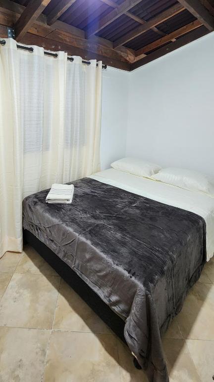 Postel nebo postele na pokoji v ubytování Cabaña Shalom Guarne!