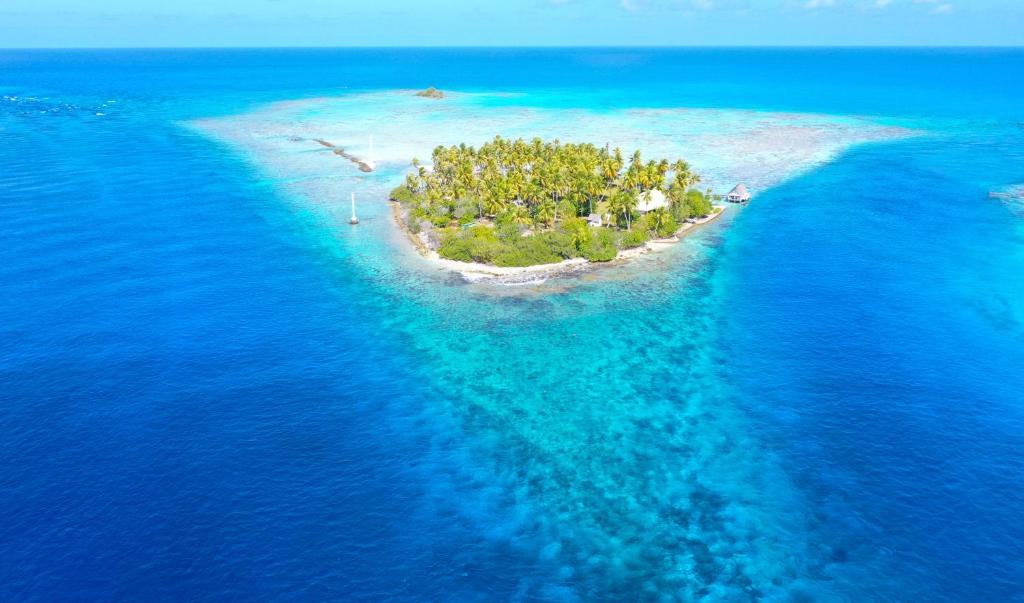 une île au milieu de l'océan dans l'établissement Motu Fara Private Island, à Avatoru