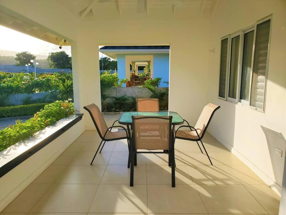 Balkón nebo terasa v ubytování "LuxuryCrest , King Bed, BBQ & Backyard Games, Near Ocho Rios"