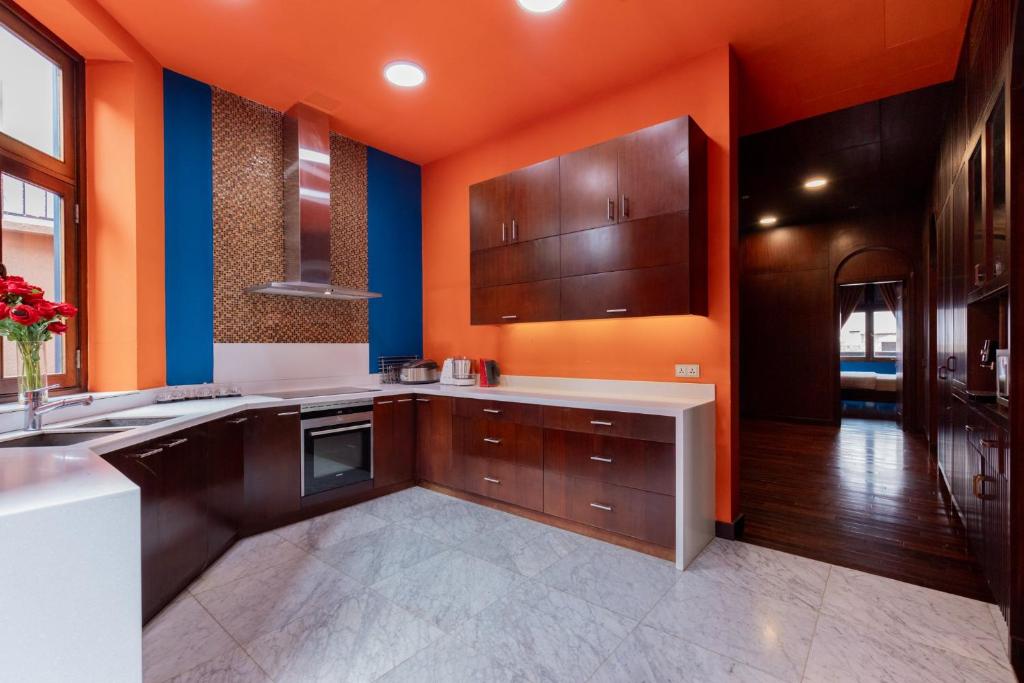 Kuchyň nebo kuchyňský kout v ubytování OrangeBlue villa near Beach Pool free Vung Tau Vietnam