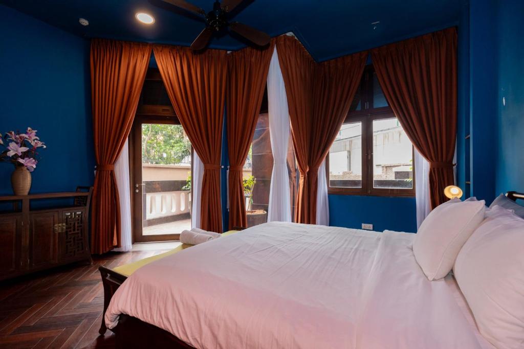 Postel nebo postele na pokoji v ubytování OrangeBlue villa near Beach Pool free Vung Tau Vietnam