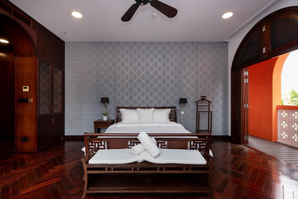 Postel nebo postele na pokoji v ubytování OrangeBlue villa near Beach Pool free Vung Tau Vietnam