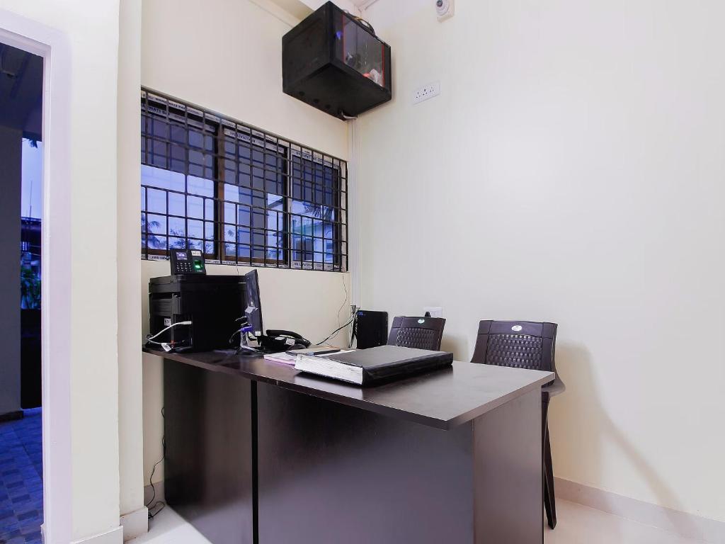 una oficina con escritorio y ordenador portátil. en Aditya Guest House, en Dispur