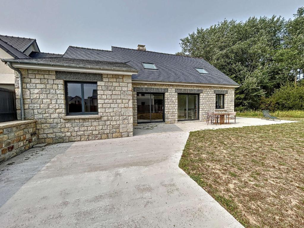 une maison en pierre avec une allée en face de celle-ci dans l'établissement Charmante maison neuve proche plage, 4 chambres, 7 couchages, jardin, parking et tout confort - FR-1-361-511, à Jullouville
