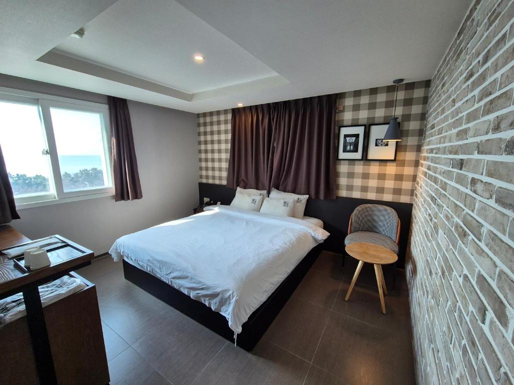 A bed or beds in a room at No. 25 Hotel Myeongji Oceanc City Business