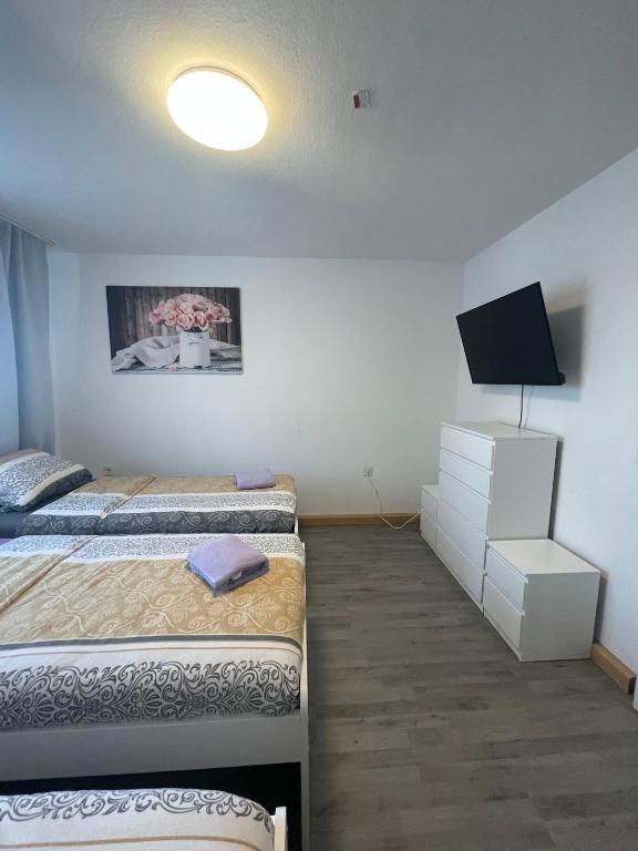 een slaapkamer met 2 bedden en een flatscreen-tv bij 2- Zimmer Wohnung für 5 Personen in Marl in Marl