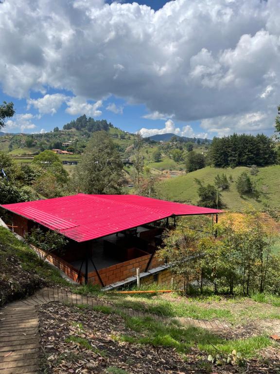 ein rotes Dach mit rotem Dach in der Unterkunft Casafinca El Edén in Guatapé