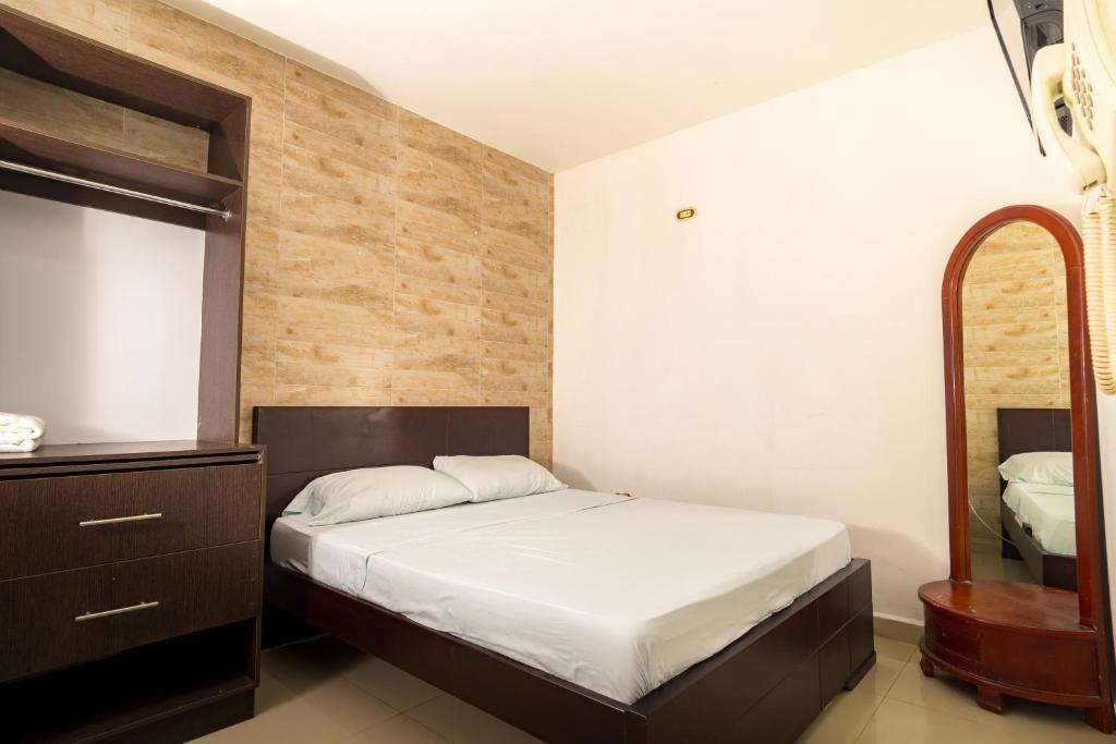Postel nebo postele na pokoji v ubytování Genesis Hotel