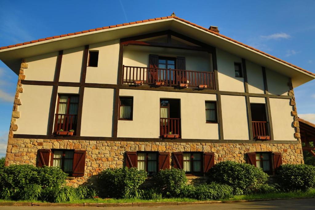 Edificio grande con ventanas y balcón en Gane Landetxea, en Barrika