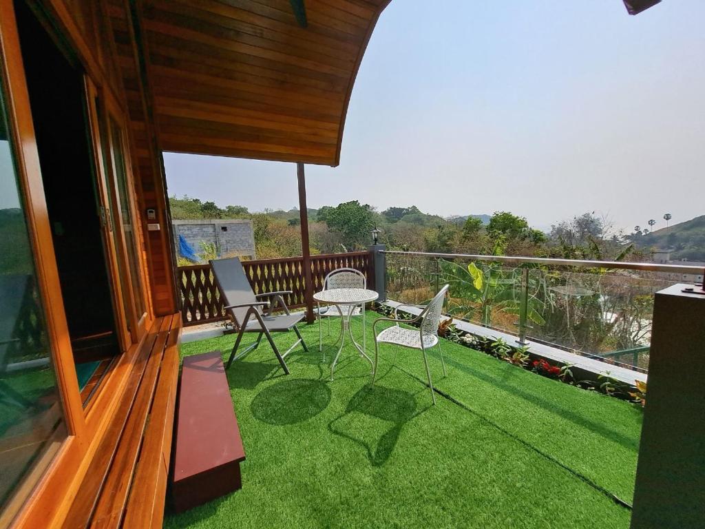 Balkón nebo terasa v ubytování Seaview Eagles Nest Cabins