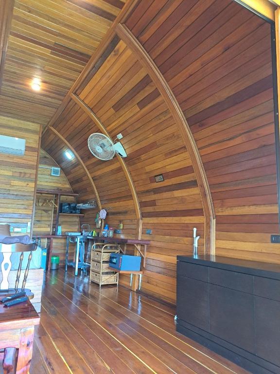 TV a/nebo společenská místnost v ubytování Seaview Eagles Nest Cabins