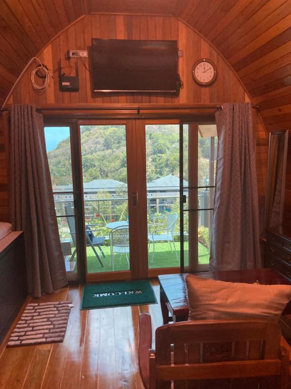 TV a/nebo společenská místnost v ubytování Seaview Eagles Nest Cabins