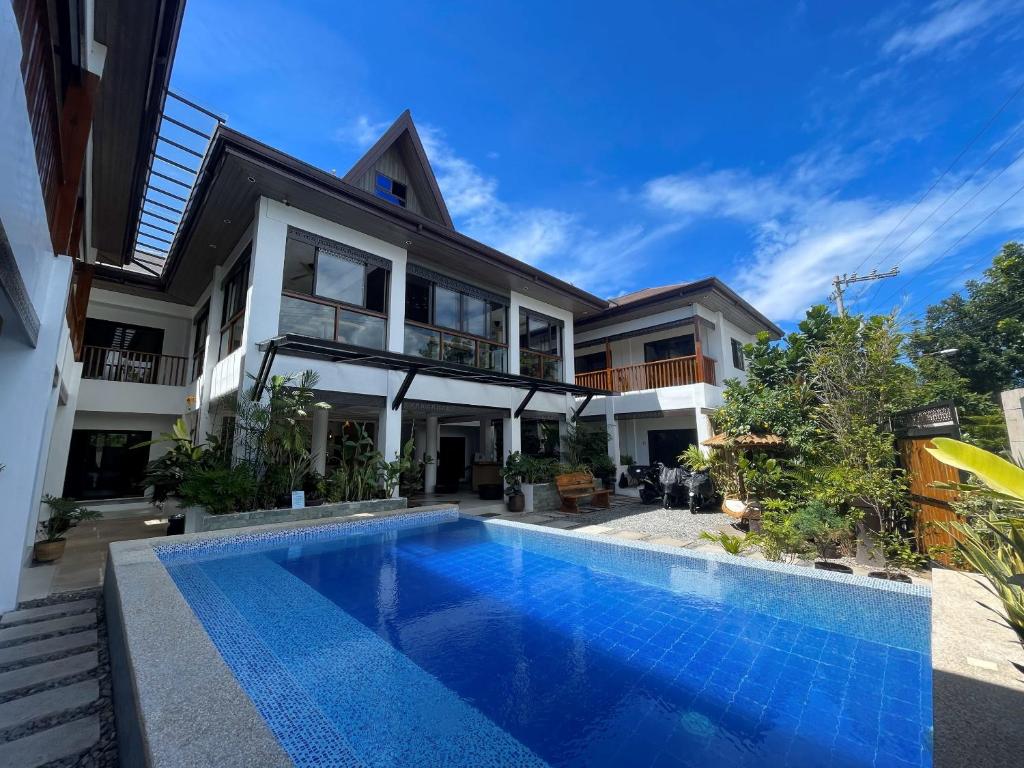 uma imagem de uma casa com piscina em Azul de Panglao Hotel by Cocotel em Panglao