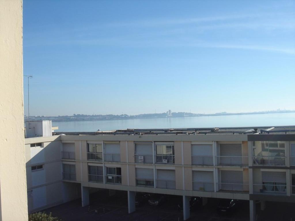 een uitzicht op het water vanuit een gebouw bij Appartement Balaruc-les-Bains, 1 pièce, 2 personnes - FR-1-680-36 in Balaruc-les-Bains