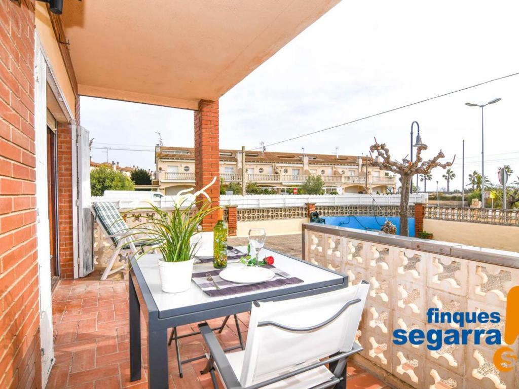 a patio with a table and chairs on a balcony at Apartamento Roda de Berà, 3 dormitorios, 6 personas - ES-320-5 in Roda de Bará