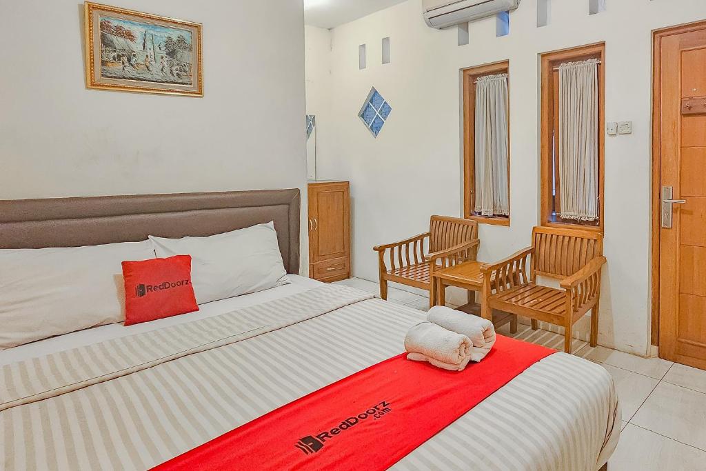 Ένα ή περισσότερα κρεβάτια σε δωμάτιο στο RedDoorz near Alun Alun Cianjur