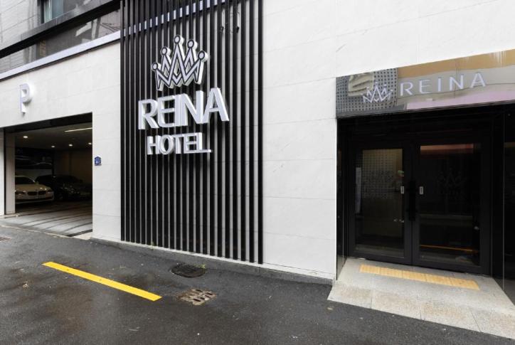 Certifikát, hodnocení, plakát nebo jiný dokument vystavený v ubytování Reina Hotel