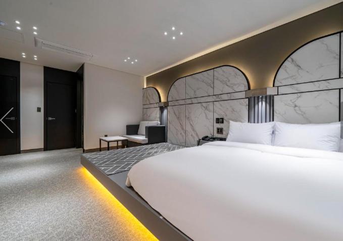 Postel nebo postele na pokoji v ubytování Reina Hotel