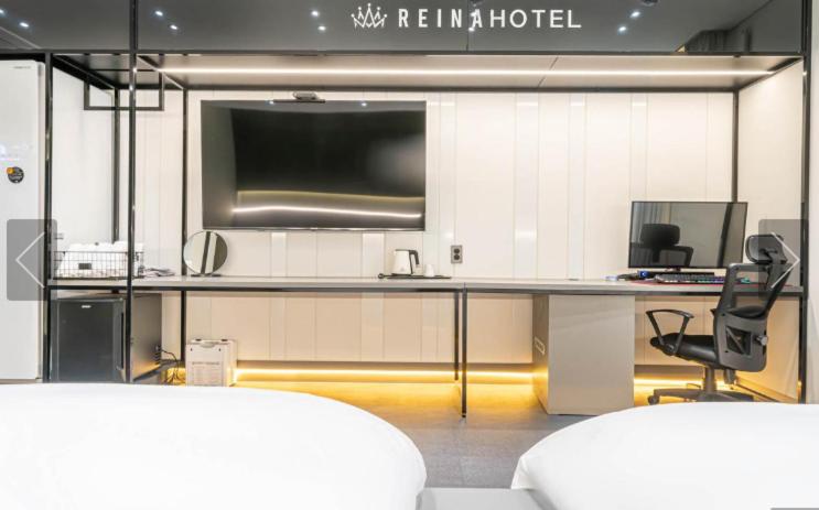 TV a/nebo společenská místnost v ubytování Reina Hotel