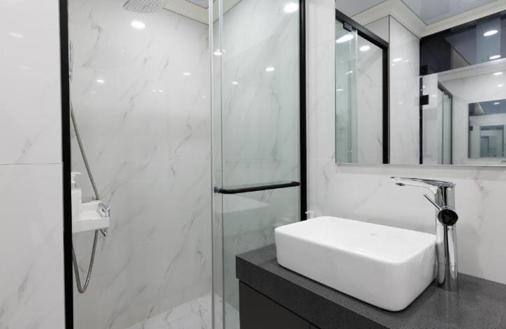 Koupelna v ubytování Reina Hotel