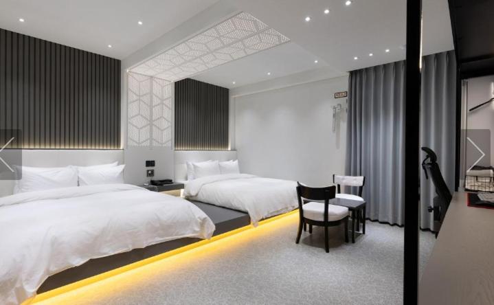 Postel nebo postele na pokoji v ubytování Reina Hotel