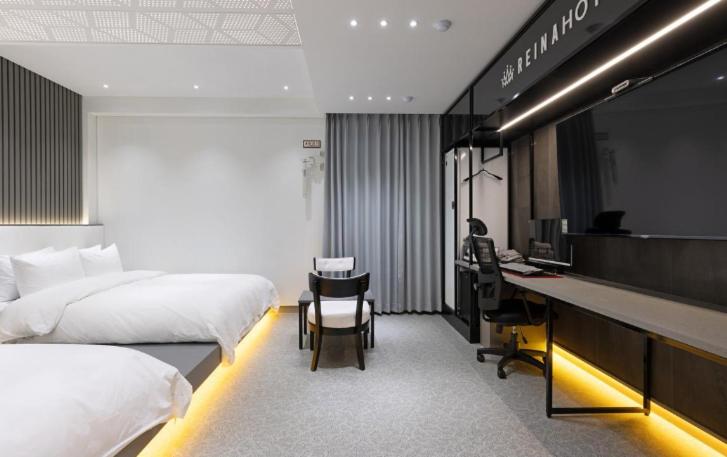 Postel nebo postele na pokoji v ubytování Reina Hotel