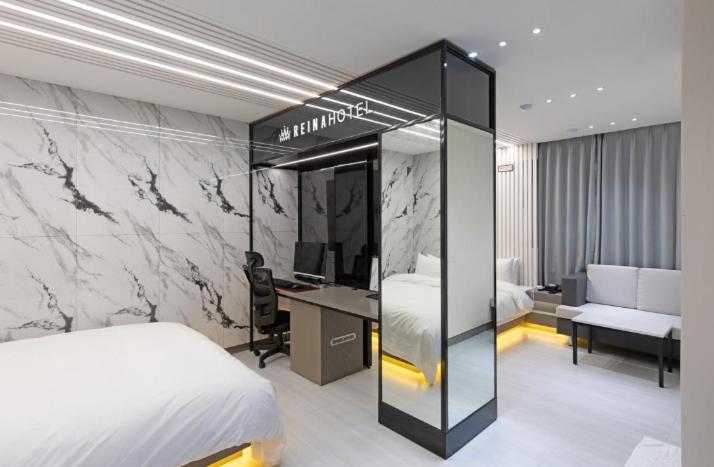 Postel nebo postele na pokoji v ubytování Reina Hotel