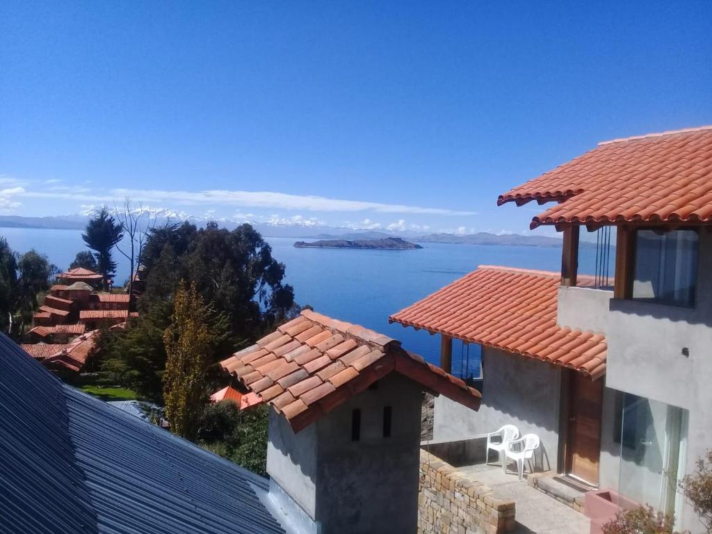 een uitzicht op het water vanuit een huis bij CASA DE LA LUNA-Isla del sol Bolivia in Comunidad Yumani