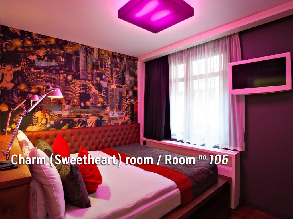 Postel nebo postele na pokoji v ubytování Bohem Art Hotel
