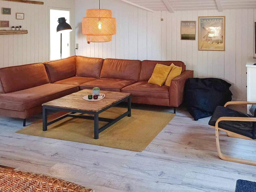 Posezení v ubytování 6 person holiday home in Nørre Nebel-By Traum