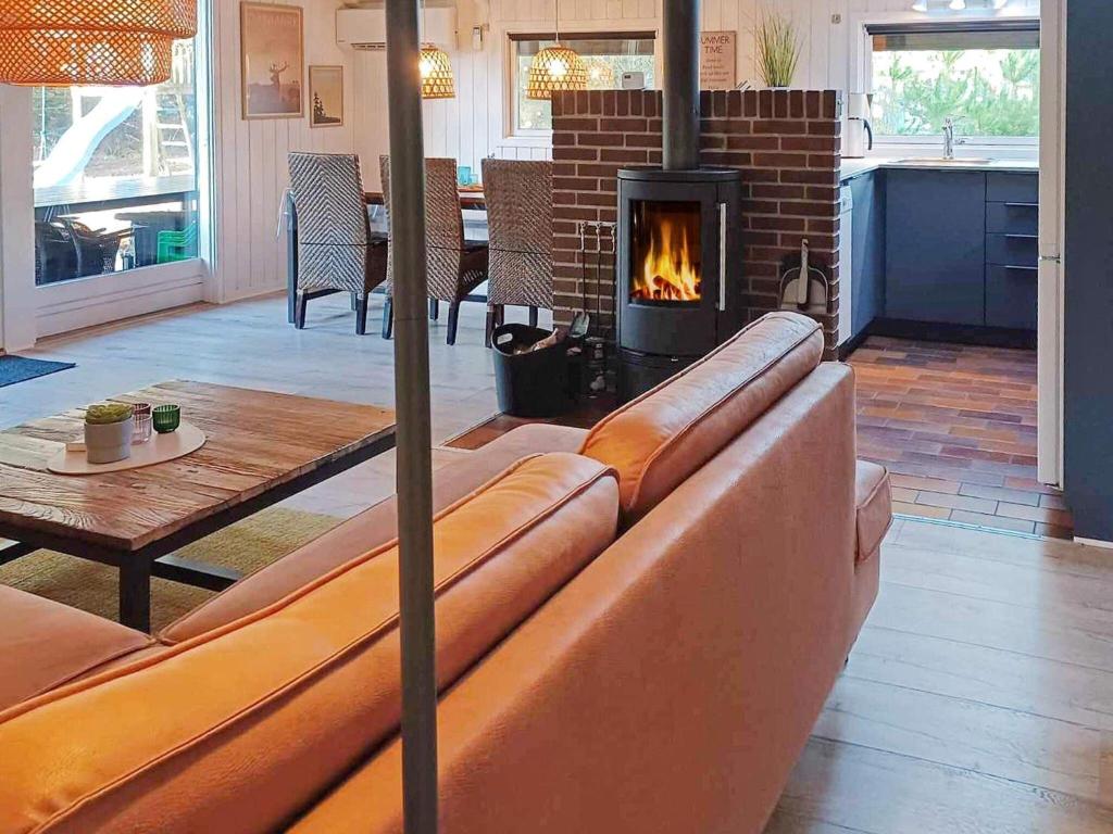 Posezení v ubytování 6 person holiday home in Nørre Nebel-By Traum
