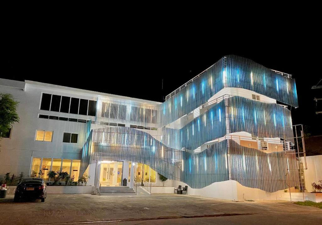 un bâtiment avec des lumières bleues sur son côté dans l'établissement THE SHORELINE SUBIC HOTEL, à Olongapo