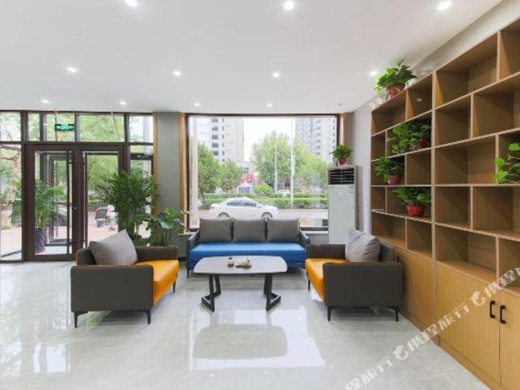 een woonkamer met banken en een tafel bij Thank Hotel Hebei Cangzhou Wuqiao County Acrobatics World in Wuqiao