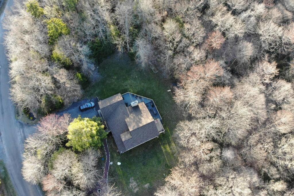una vista aérea de una casa en un campo en Pocono Retreat Perfect for Big Family Gatherings, en Long Pond