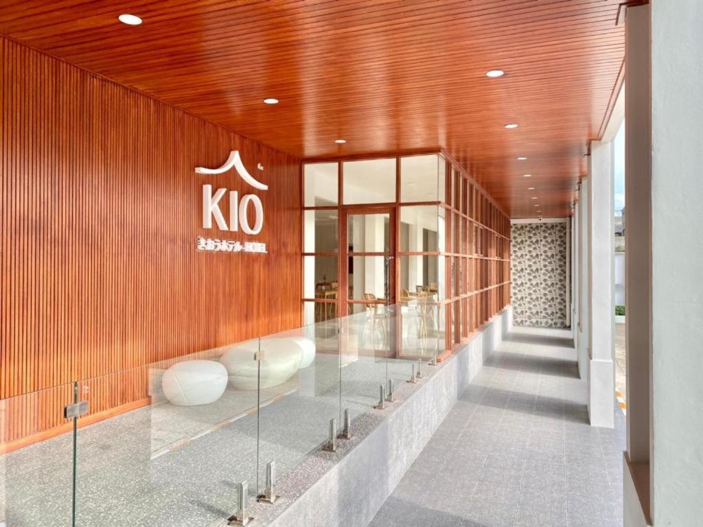 um edifício com uma placa de ko na parede em Kio Hotel Korat em Ban Hua La Loeng