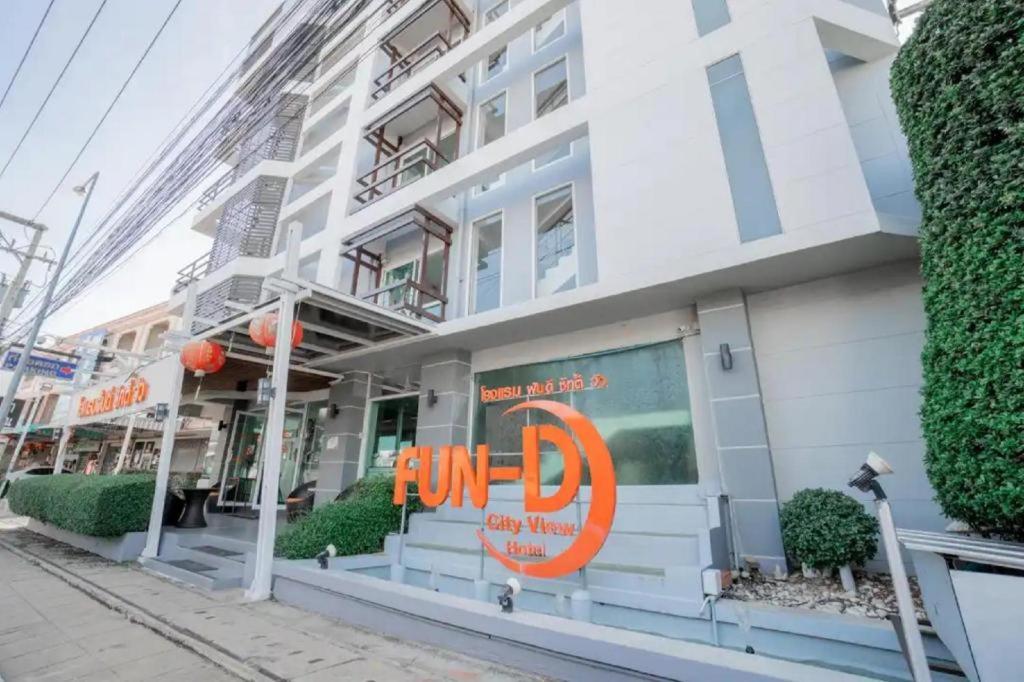 um edifício com um sinal laranja na lateral em Fun-D City View em Khon Kaen