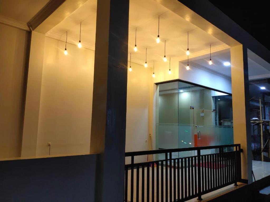 una habitación con luces colgando de una pared en Arro hotel bukittinggi (syariah), en Gadut