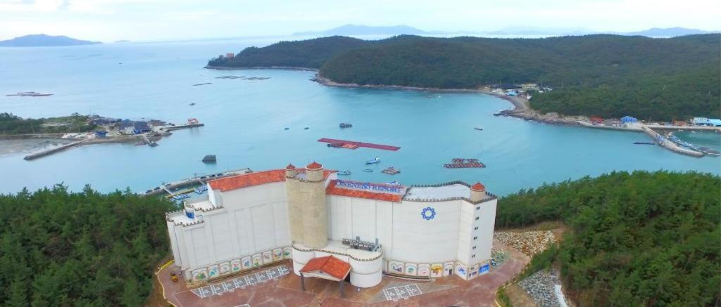 uma vista aérea de um edifício numa massa de água em Wando Oneness Resort em Wando