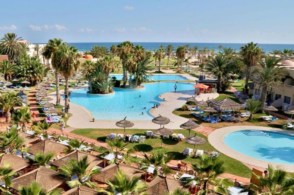 een luchtzicht op een resort met een zwembad bij Welcome Meridiana in Taguermess