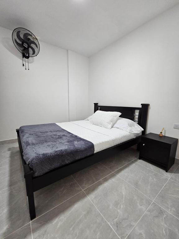 Un pat sau paturi într-o cameră la Zavara Hostal