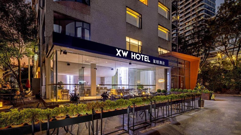 深セン市にあるXW Hotel (Shenzhen OCT)の建物前の植物のホテル