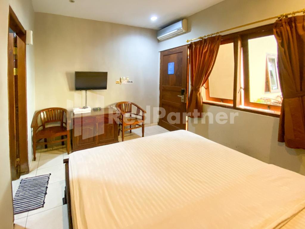 TV a/nebo společenská místnost v ubytování Istana Griya 2 Hotel Solo RedPartner