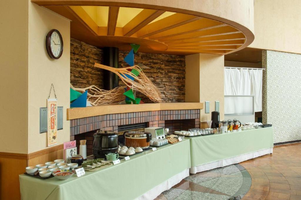 una cucina con bancone, pentole e padelle di Matsusaka Wanwan Paradise Mori No Hotel Smeall a Ema