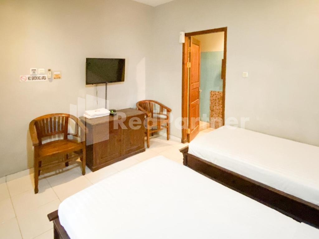 Postel nebo postele na pokoji v ubytování Istana Griya 2 Hotel Solo RedPartner