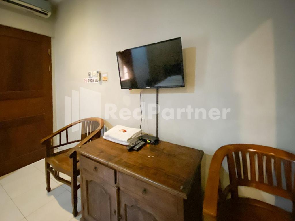 TV a/nebo společenská místnost v ubytování Istana Griya 2 Hotel Solo RedPartner