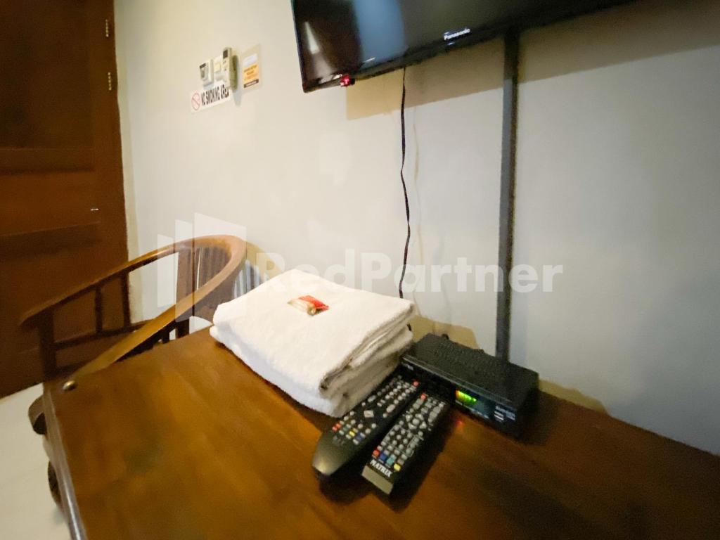 TV a/nebo společenská místnost v ubytování Istana Griya 2 Hotel Solo RedPartner